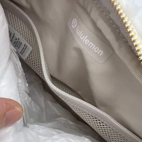 Lululemon Everywhere Fleece Belt Bag - Natural Ivory/Trench 2L New w/tag - Picture 8 of 12